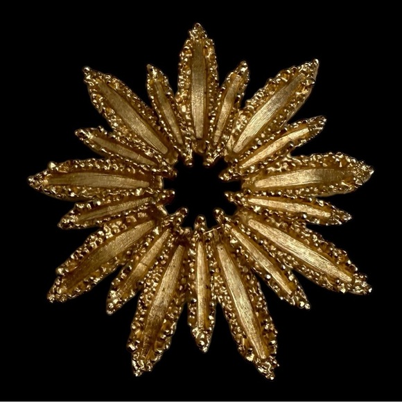 Avon Jewelry - Vintage Gold Tone Starburst Flower Brooch Avon MCM Mid-Century Modern